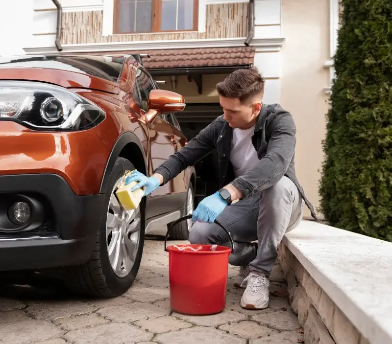 Lavage auto à domicile Ayron : professionnel intervenant sur un véhicule